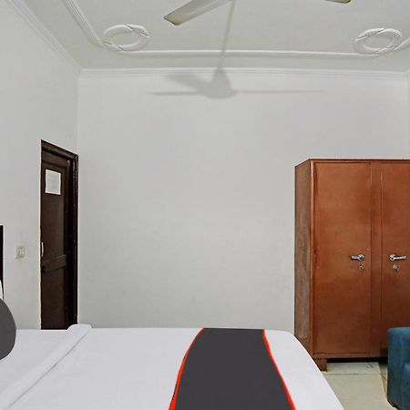 Collection O Mayank Guest House Near Iskcon Temple Noida Kālkāji Devi Kültér fotó