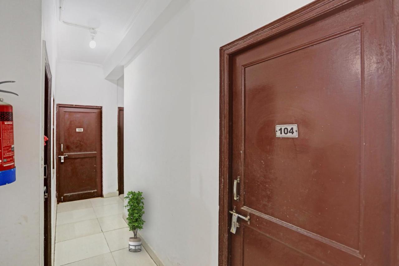 Collection O Mayank Guest House Near Iskcon Temple Noida Kālkāji Devi Kültér fotó