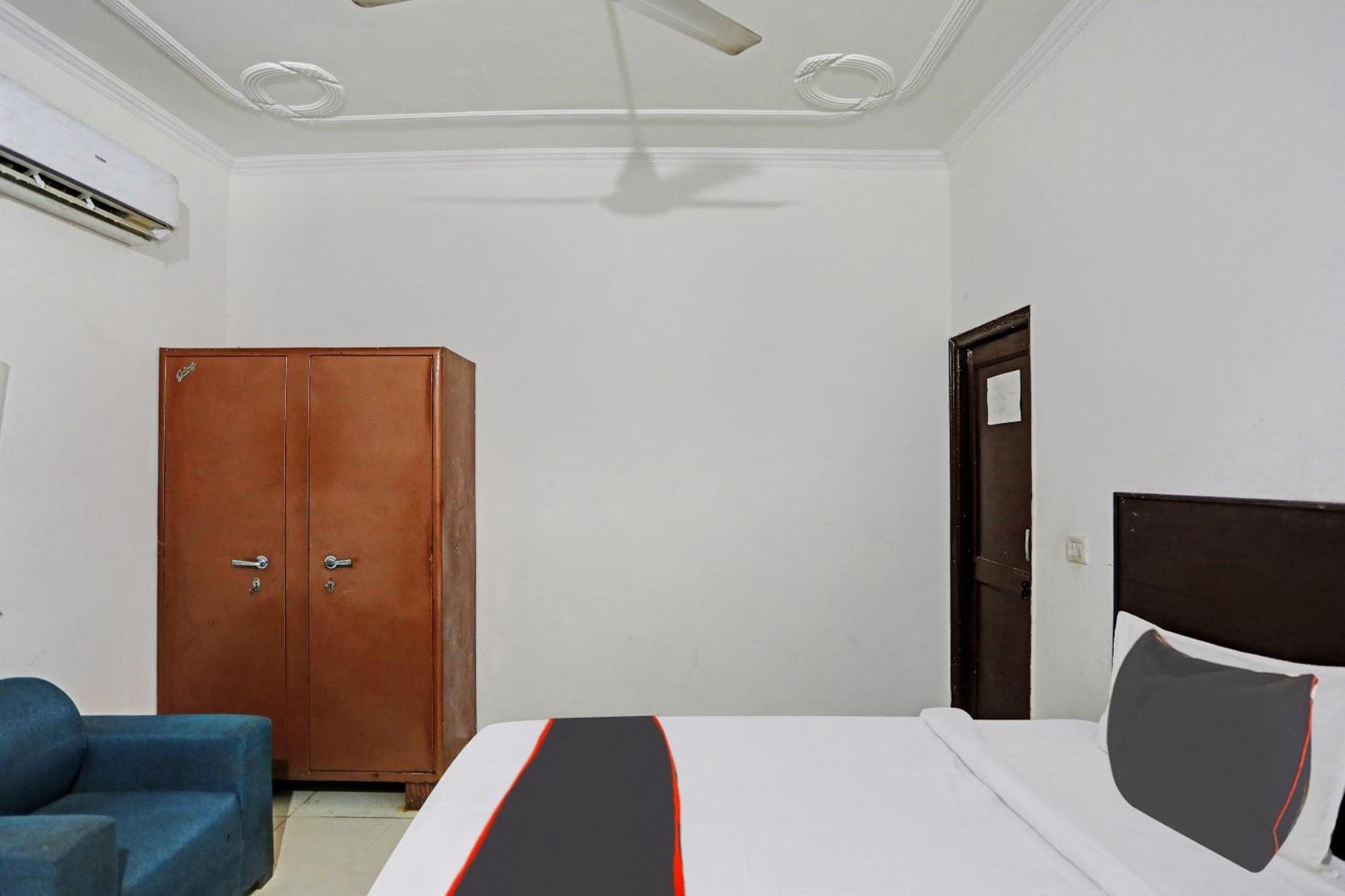 Collection O Mayank Guest House Near Iskcon Temple Noida Kālkāji Devi Kültér fotó