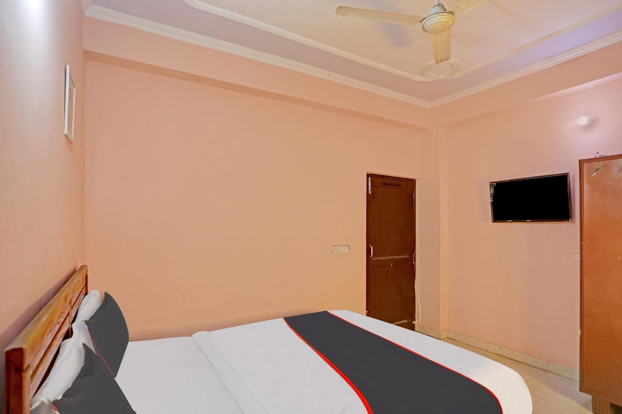 Collection O Mayank Guest House Near Iskcon Temple Noida Kālkāji Devi Kültér fotó