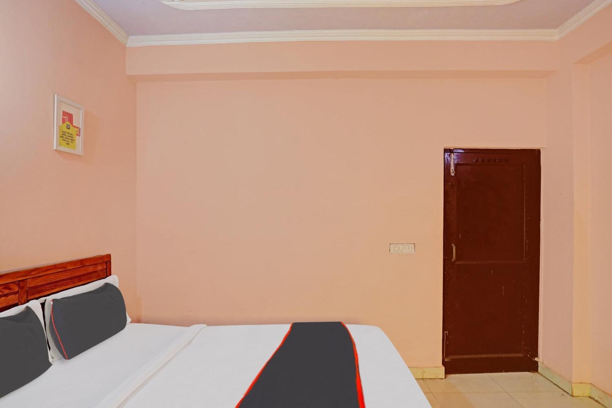 Collection O Mayank Guest House Near Iskcon Temple Noida Kālkāji Devi Kültér fotó